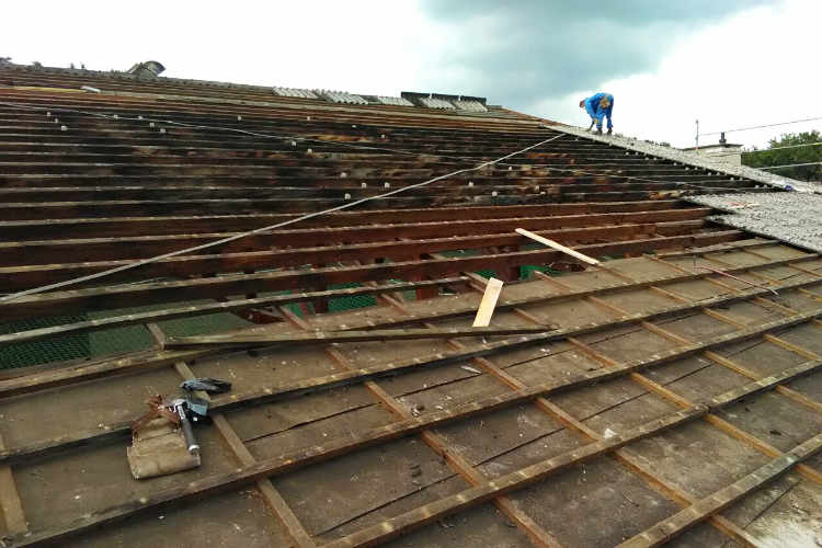 Asbestplattensanierung an Wand und Dach