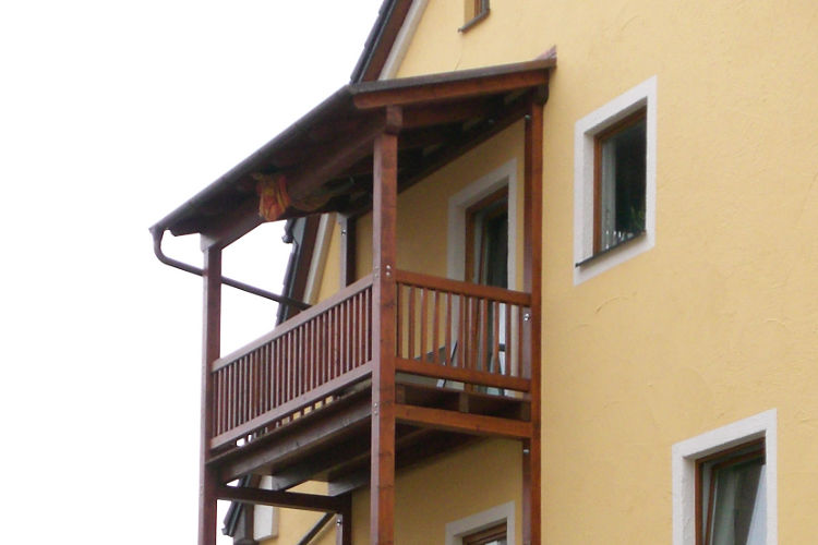 Balkonbau in Holz und mit Metall kombiniert